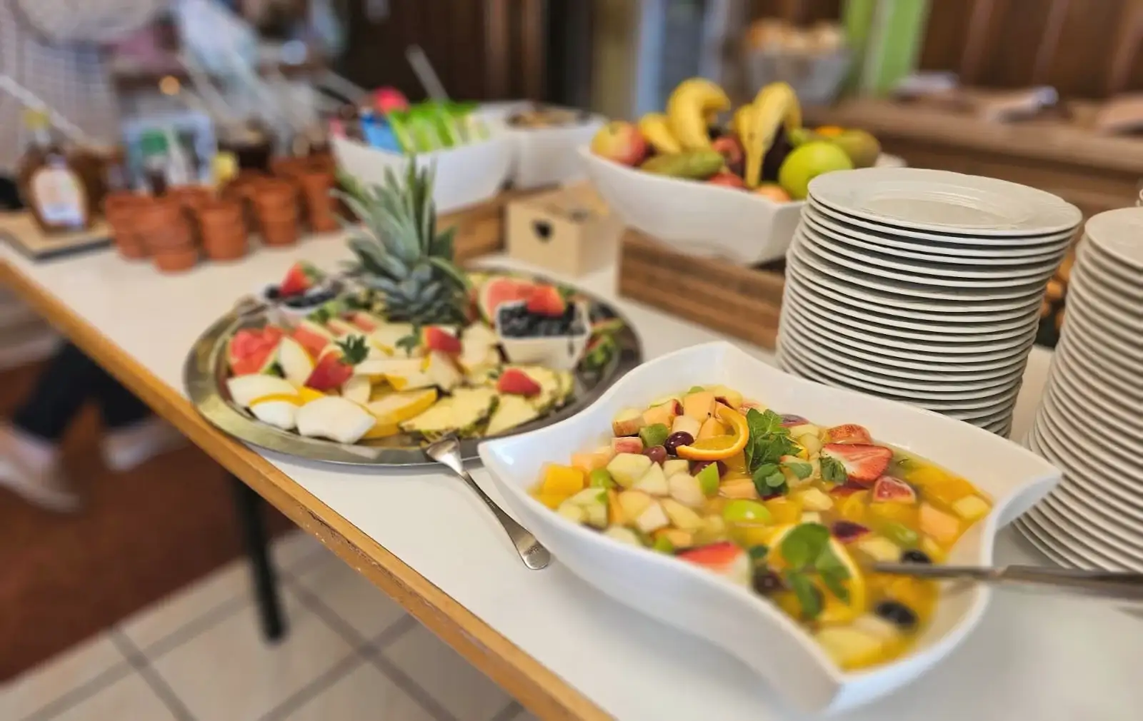 Frühstücksbuffet mit Brot, Obst und herzhaften Speisen