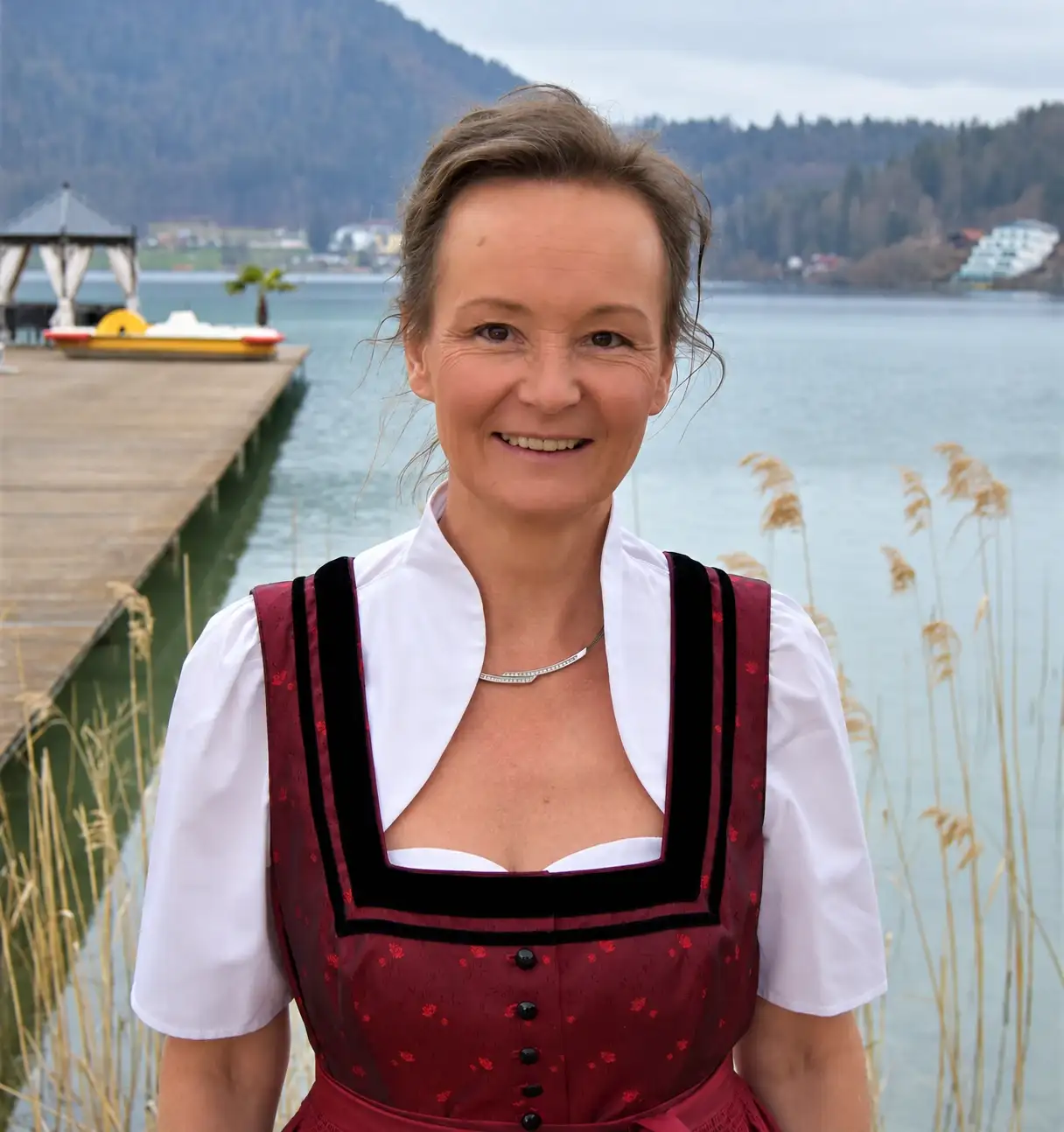 Ihre Gastgeberin Silvia am Ufer des Klopeiner Sees