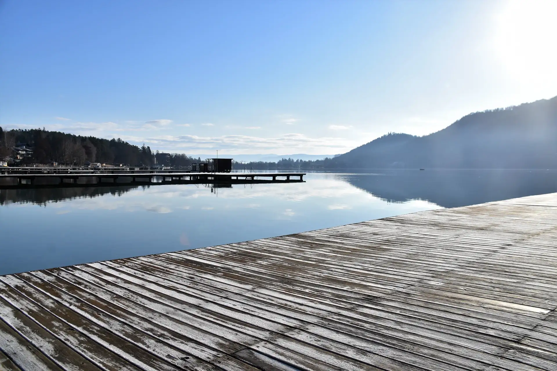 Morgendlicher Blick vom Holzsteg über den Klopeinersee